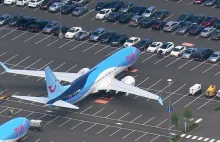 Uziemione Boeingi nie zmieściły się na lotnisku. Zaparkowano je obok aut [WIDEO]
