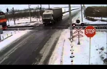 Gołoledź uniemożliwia ciężarówce zatrzymanie się przed przejazdem o centymetry