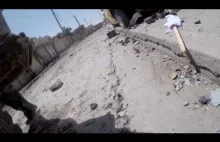 Sniper trafia w kamerkę GoPro zamontowana na klatce piersiowej dziennikarza