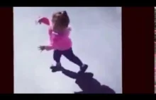 Mała dziewczynka tańczy ucieka przed swoim cieniem Śmieszny filmik....