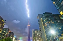 Wieża w Toronto przyjmuje 25 uderzeń piorunem w czasie jednej burzy.