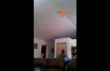 Jak sięgnąć balon unoszący się pod sufitem