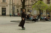 Zakonnik, który jeździ na longboardzie