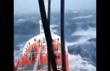 Statek podczas sztormu.