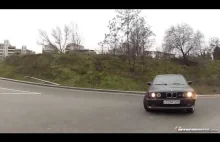 BMW M5 driftuje po mieście