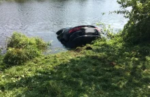 Zaparkował Jaguara przy brzegu, auto wtoczyło się do rzeki