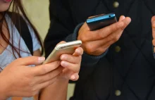 Polacy wolą SMS-y od komunikatorów