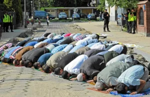 Muzułmanie modlili się na ulicy w Warszawie. To protest.