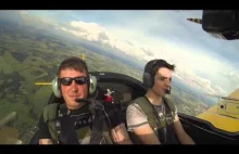 Pilot akrobatyczny demonstruje znajomym swoje umiejętności :)