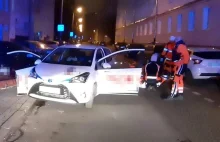 Ratownicy zatrzymali pijanego kierowcę. Próbował uciekać i chciał ich przejechać