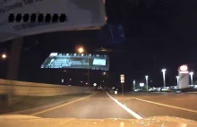 Gościu urządza sobie spacerek po autostradzie nocą