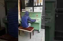 Koleś wymiatający na pianinie zapodaje mix muzyczny