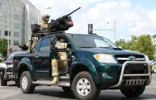 Żołnierze GROM pokazują swój samochód. Jeżdżą niezniszczalną Toyotą Hilux