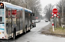 Kierowcy MPK nie zatrzymują się przed przejazdem kolejowym