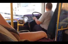 Kierowca autobusu na Malcie i jego kierownica