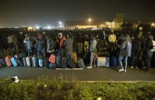 Francja: rozpoczęła się ewakuacja obozu migrantów w Calais