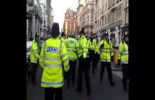 Dlaczego policja w UK chodzi tyłem?