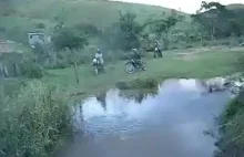 Nieudany skok motorem przez rzekę