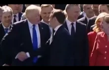 Trump wita się w swoim stylu z Macron.
