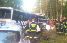 Kierowca ciężarówki wjechał czołowo w autobus szkolny. Dwie ofiary śmiertelne.