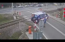 Karetka utknęła na przejeździe kolejowym w Miłocinie