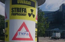 Trolling TVP przed jej siedzibą - plakaty z hasłem „Strefa propagandy TVPiS”
