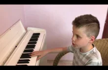 Niewidomy 13 letni Igor gra popularne piosenki na keyboardzie/pianinie