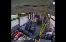 Wypadek miejskiego autobusu.