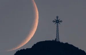 Dzisiejszy zachód Księżyca nad Giewontem (ZDJĘCIE, FILM)