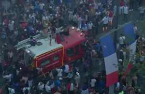 Noc Apokalipsy w całej Francji. Płonęły samochody, plądrowano sklepy...