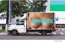 Reklama z gołymi piersiami, doprowadziła do ponad 500 kolizji drogowych w...