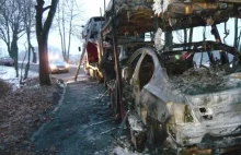 Spłonęło siedem aut BMW za dwa miliony złotych. Wypadek lawety (ZDJĘCIA)