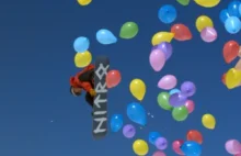 Snowboardowe loty w kolorowych balonikach