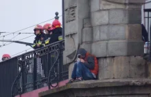Mężczyzna chce skoczyć z mostu Poniatowskiego. Trwa akcja ratunkowa.