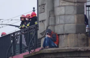 Mężczyzna chce skoczyć z mostu Poniatowskiego. Trwa akcja ratunkowa.