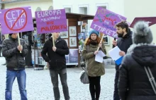 Garstka osób protestowała w Olsztynie przeciwko CETA i TTiP [ZDJĘCIA]