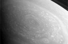 Nowe zdjęcia wiru na biegunie północnym Saturna.