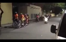 Szalony motocyklista pędzi pomiędzy rowerzystami