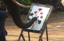 Słoń maluje obraz.