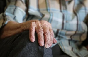 Pisma ze skarbówki przeraziły seniorów. Wbrew prawu żądają podatku od emerytów
