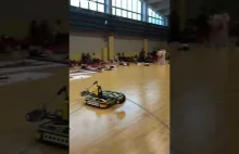 Gra w badmintona z robotem