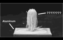 Proces rozpuszczania aluminium (glinu) przez rtęć.