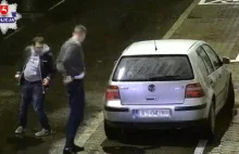 Pijacka szarża kierowcy golfa. Rozbił auto, uderzył w latarnię i chciał...