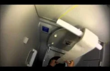 Jak szybko muszla w samolocie wciąga papier toaletowy