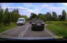 Kierowca łapie pobocze aby uniknąć czołówki z innym kierowcą, który wyprzedza