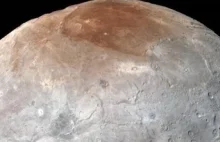 Charon: wideo pokazujące przelot nad jego powierzchnią