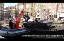 Wyławianie rowerów z kanałów w Amsterdamie