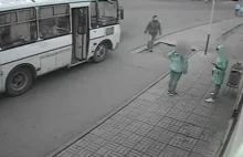 Mężczyzna pomaga kobiecie, która została napadnięta na przystanku