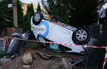 Poznań: Wypadek na Szamotulskiej. 18 latek dachował autem na minuty.