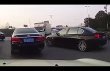 Kobieta za kółkiem vs facet z BMW.